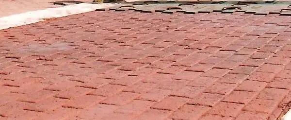 Brick-pattern stamped concrete surface